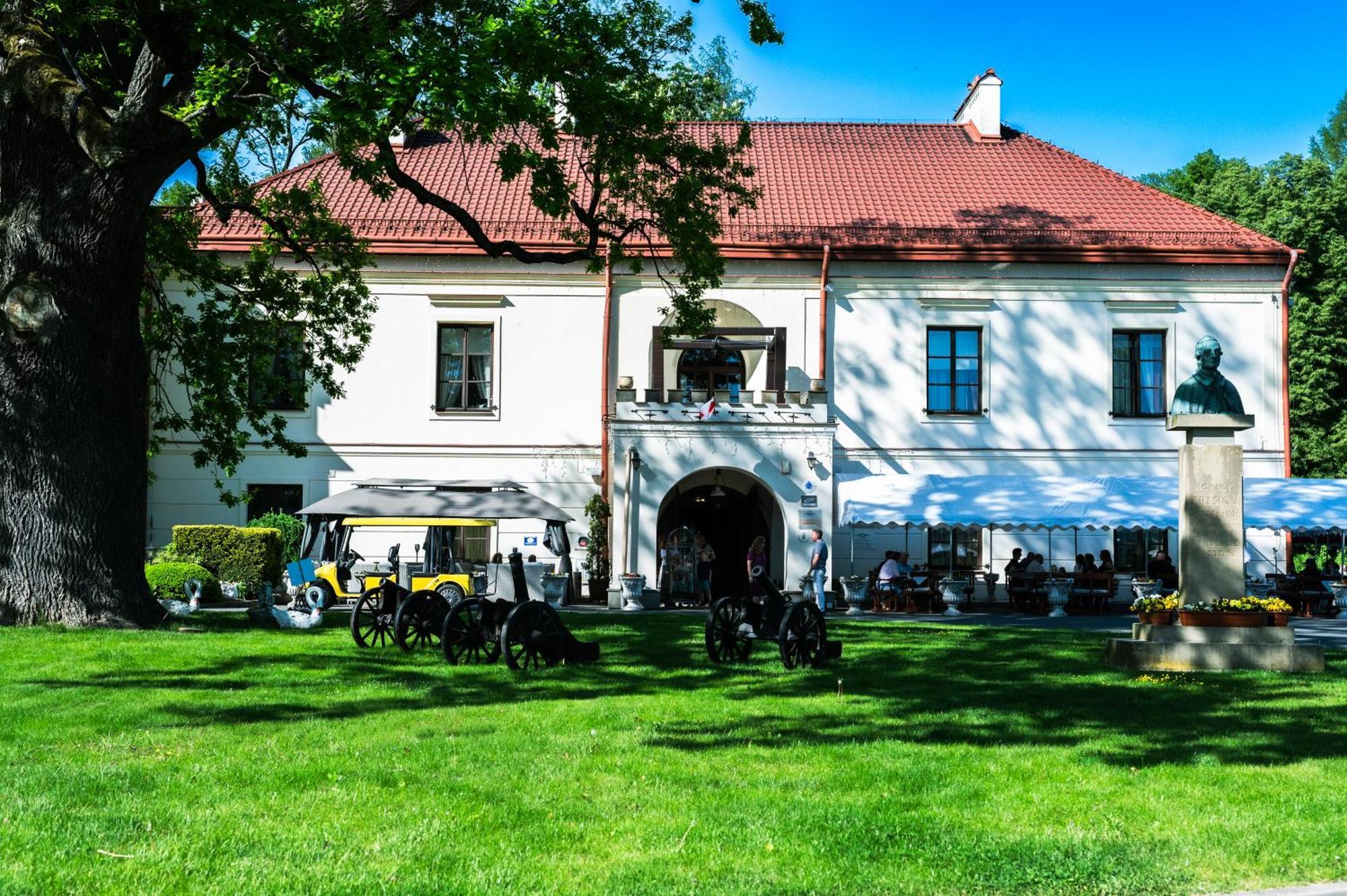 Zamek Dubiecko Hotel Exterior photo